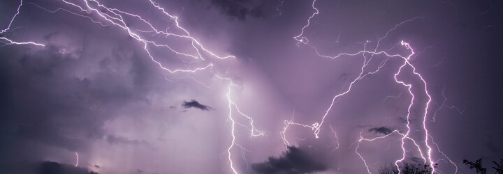 Meteorologové vydali výstrahu před silnými bouřkami, mohou padat i kroupy