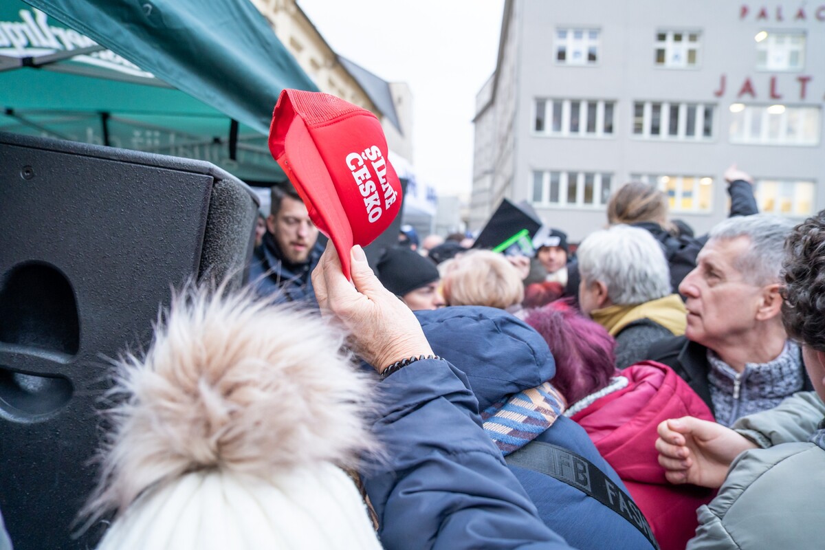 Tlačenice před stánkem Andreje Babiše během prezidentské kampaně v Brně.
