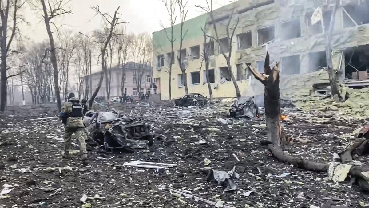 Na videosnímke budova nemocnice po ostreľovaní v Mariupole počas štrnásteho dňa ruskej invázie na Ukrajine v stredu 9. marca 2022.