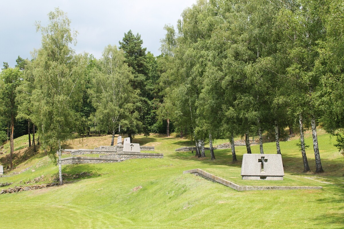 Pomníky, tzv. hrobodomy, vybudované v místech domů osady Ležáky.