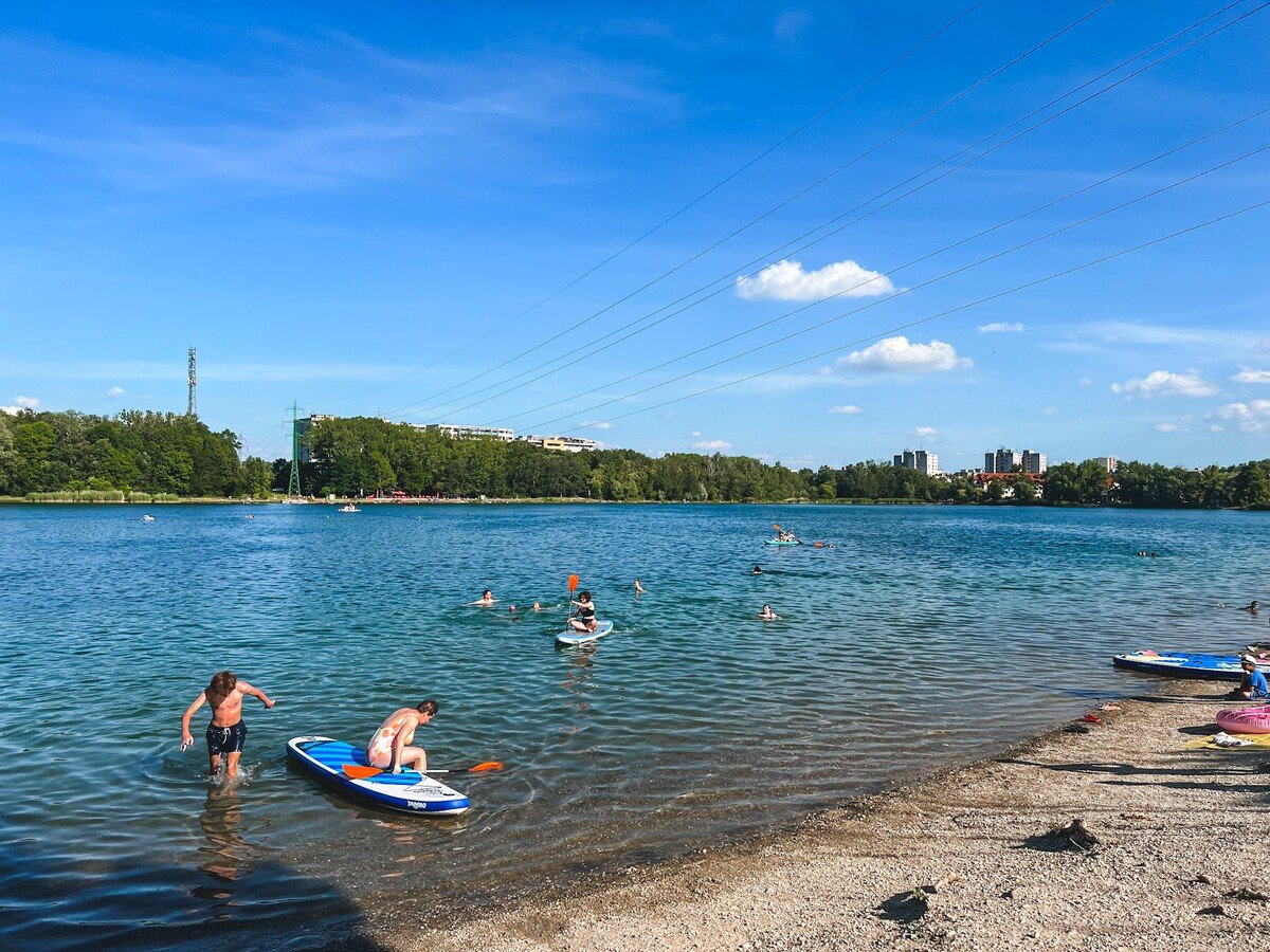 Paddleboardy si môžeš požičať na pláži.