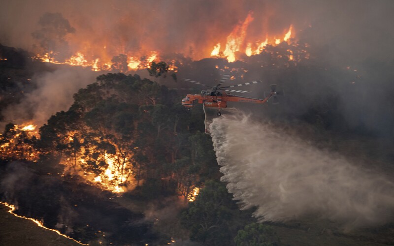 V Austrálii kvôli mohutným požiarom vyzvali na evakuáciu 240-tisíc obyvateľov. Horúčavy pretrvávajú a oheň sa rozširuje.