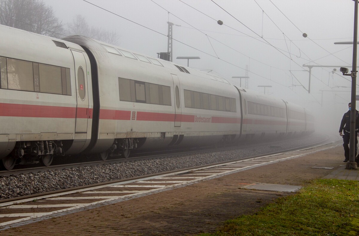 Fotka ICE vlaku v nemeckej stanici Seubersdorf. Vo vlaku muž s nožom zranil troch ľudí, cestujúcich museli evakuovať a trasu uzavrieť.