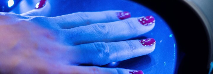 UV lampy používané na gelové nehty výrazně poškozují tvé buňky, ukazuje nový výzkum