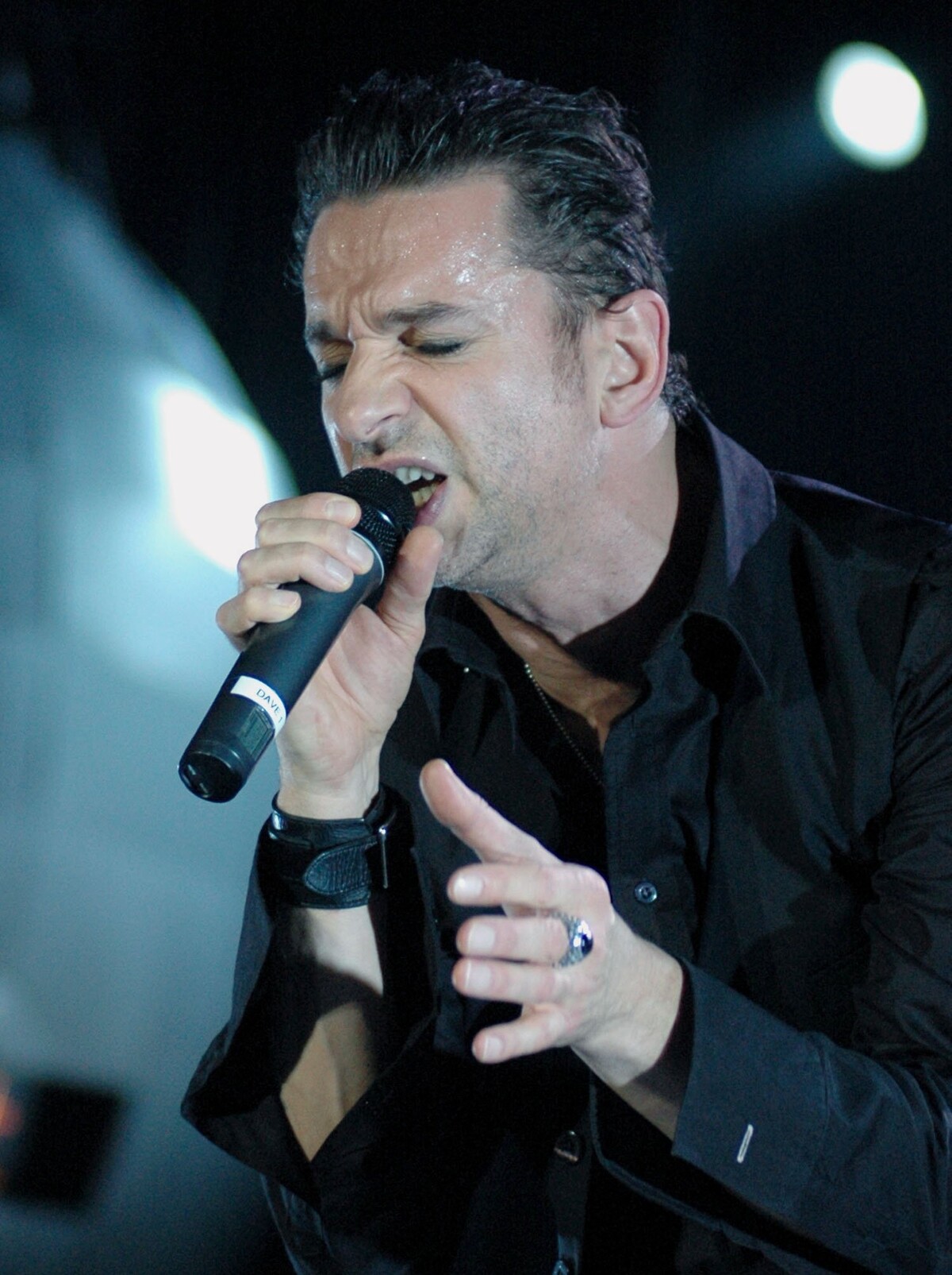 Dave Gahan z kapely Depeche Mode počas koncertu v Bratislave v roku 2006.