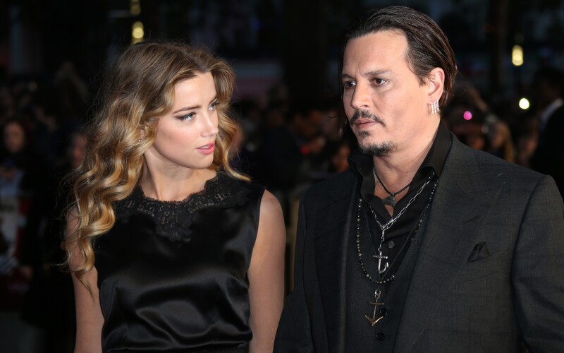 On ji údajně bil, ona ho prý podváděla s Muskem. Soud mezi Johnnym Deppem a Amber Heard odrývá detaily o jejich vztahu.