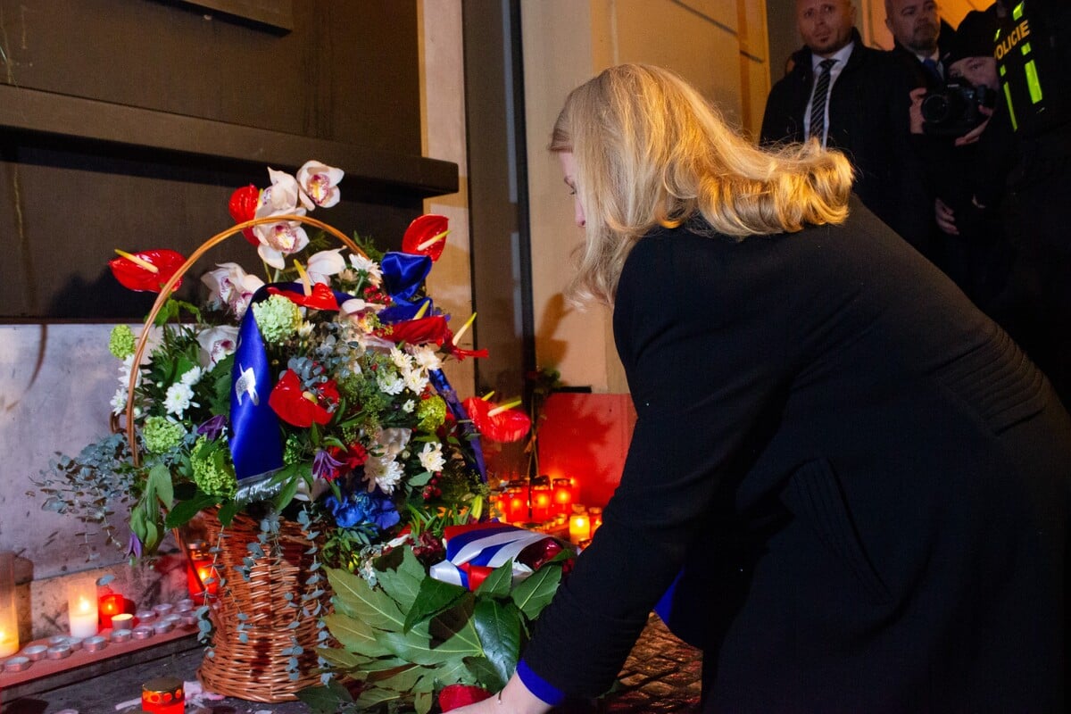 Prezidentka Zuzana Čaputová počas návštevy Prahy položila kvety k pamätníku na ulici Národní třída pri príležitosti 17. novembra.