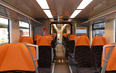 ZSSK nahradilo RegioJet a spustilo premávku vlakov medzi Bratislavou a Komárnom. Spoj štátnych železníc meškal viac než hodinu.