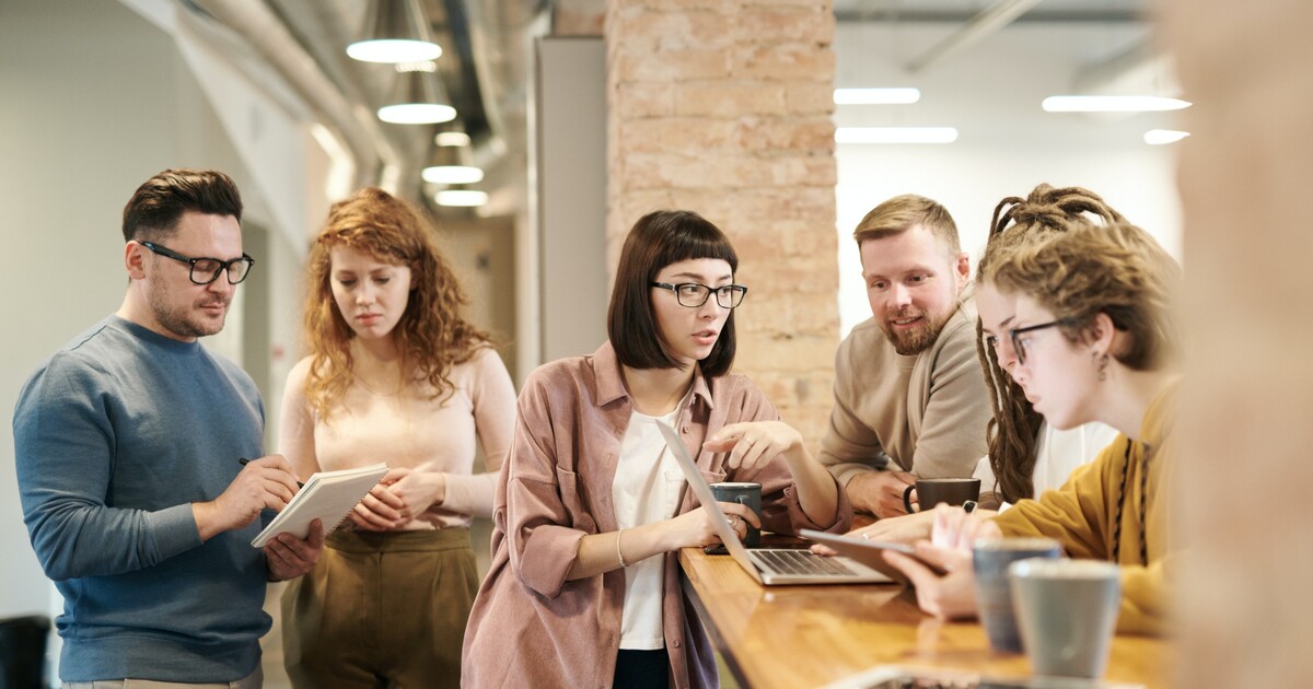 Do práce na státní svátek? S právníky vysvětlujeme, na co všechno máš nárok (Otázky a odpovědi)