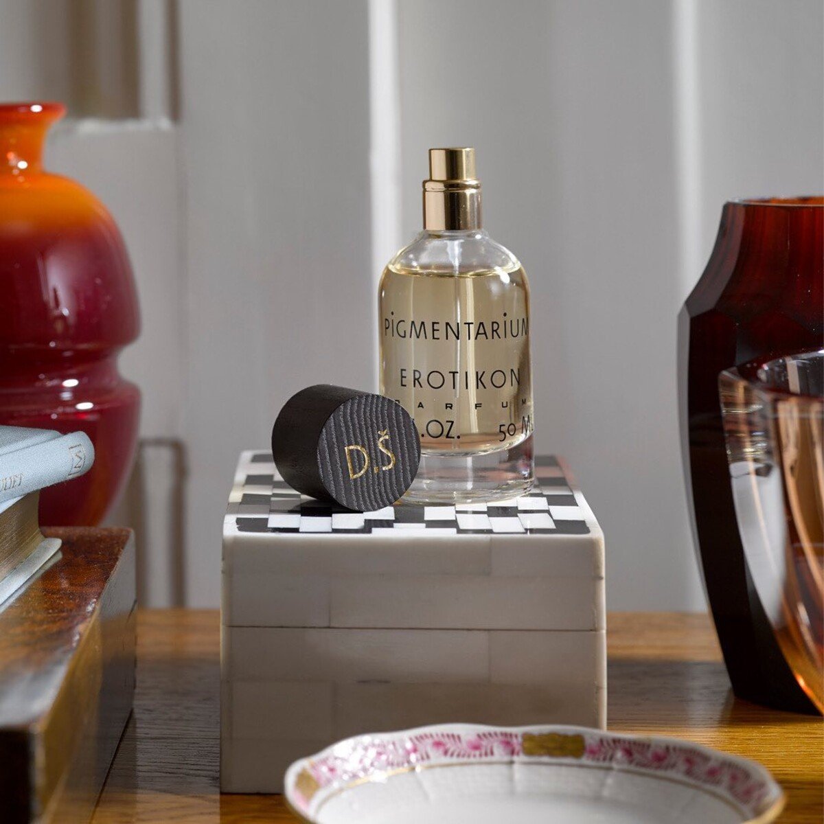 Vo svojom projekte predstavuje aj službu personalizácie flakónu jednotlivých parfumov. Personalizáciu považujú za produkt, ktorý do sveta niche parfumov patrí. Iniciály sa vytvárajú ručne 24-karátovým zlatom. 

