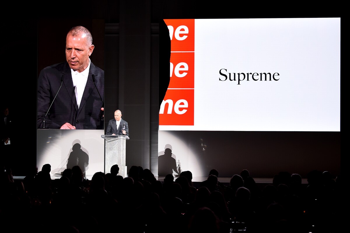 James Jebbia na pódiu počas udeľovania CFDA Fashion Awards 2018 v New Yorku.