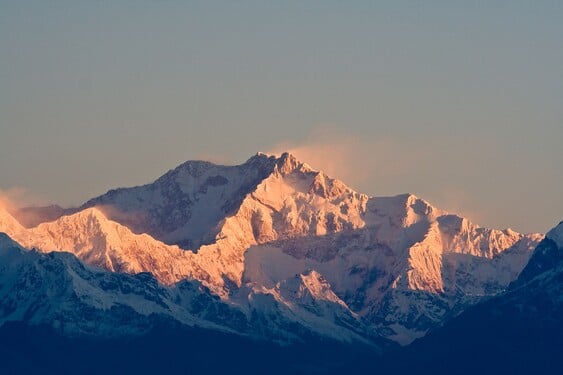 Měří 8 586 metrů, leží v Himálaji a její jméno pěkně potrápí tvůj jazyk. Kterou horu máme na mysli?