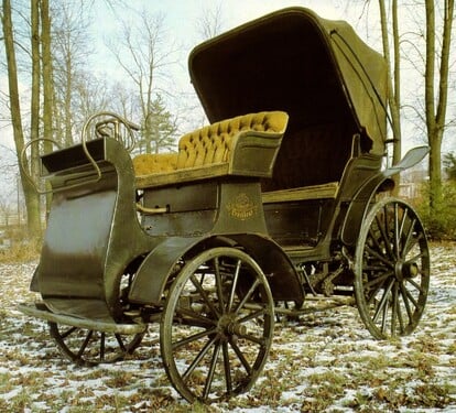Konec 19. století odstartoval autoboom, za nímž nezaostávalo ani Rakousko-Uhersko. V českých zemích se dokonce začalo vyrábět jedno z prvních průmyslově vyráběných aut ve střední a východní Evropě. Se kterou značkou je spojeno?