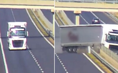 VIDEO: Kamiónu na maďarskej diaľnici praskla pneumatika. Takto prešiel v plnej rýchlosti do protismeru.