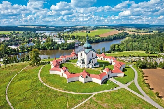 Tento kostel byl postaven na začátku 20. let 18. století, jeho autorem je architekt Jan Blažej Santini. Na seznamu UNESCO je od roku 1994.