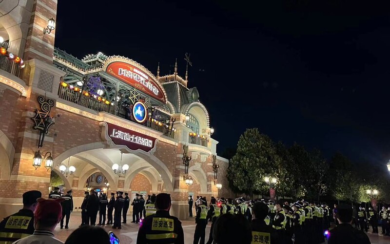 V šanghajskom Disney parku zostali uväznení ľudia bez negatívneho covid testu po tom, čo v meste potvrdili 10 nových prípadov.