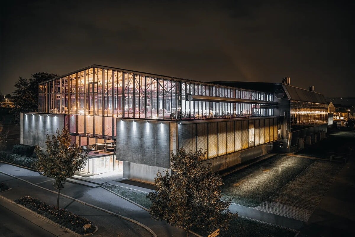 Koncertní síň Helmuta Lista, kde momentálně ošetřují zraněné.