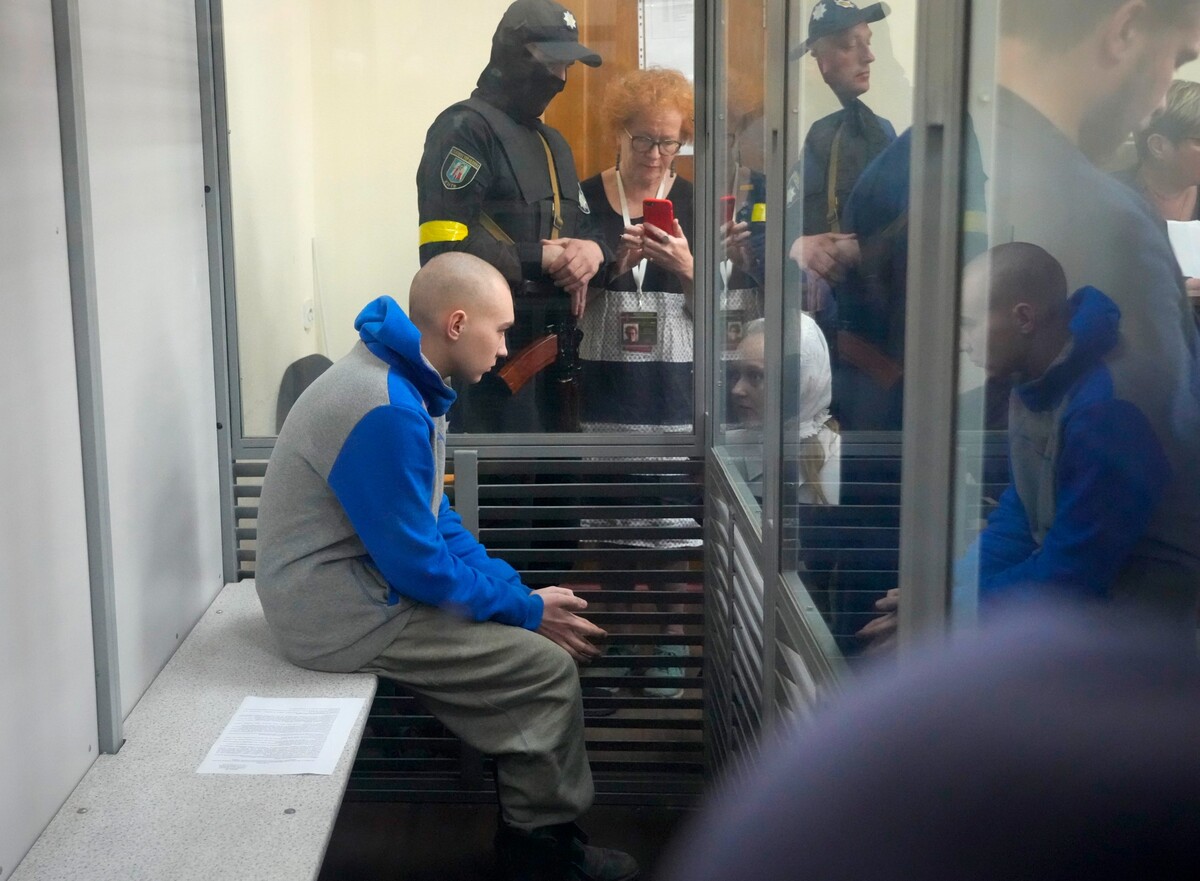 21-ročný ruský vojak Vadim Šišimarin počas súdneho procesu v Kyjeve 13. mája 2022. 