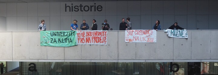 „Je to bizár.“ Studentstvo protestuje proti akci Vogue Live, která se koná na Univerzitě Karlově, kritizuje neetické praktiky