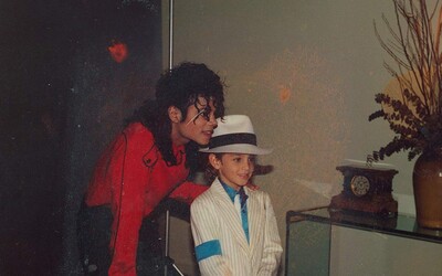Michael Jackson nemohol zneužívať chlapca v dobe, keď to on tvrdí, uznal režisér dokumentu Leaving Neverland