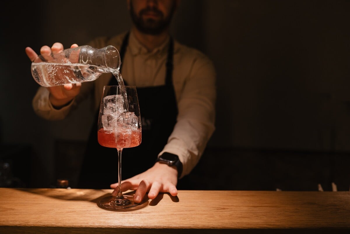 Príprava nealkoholického drinku v Zrzky wine & tapas bare.