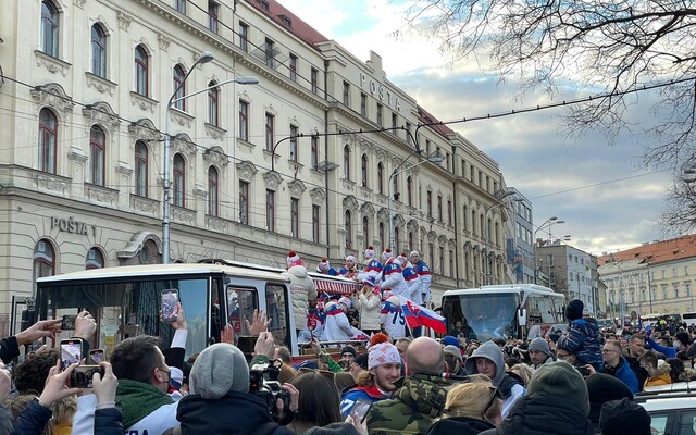 FOTO: Slovenskí hokejisti sa stretávajú s fanúšikmi. V Bratislave sú oslavy olympijského bronzu v plnom prúde