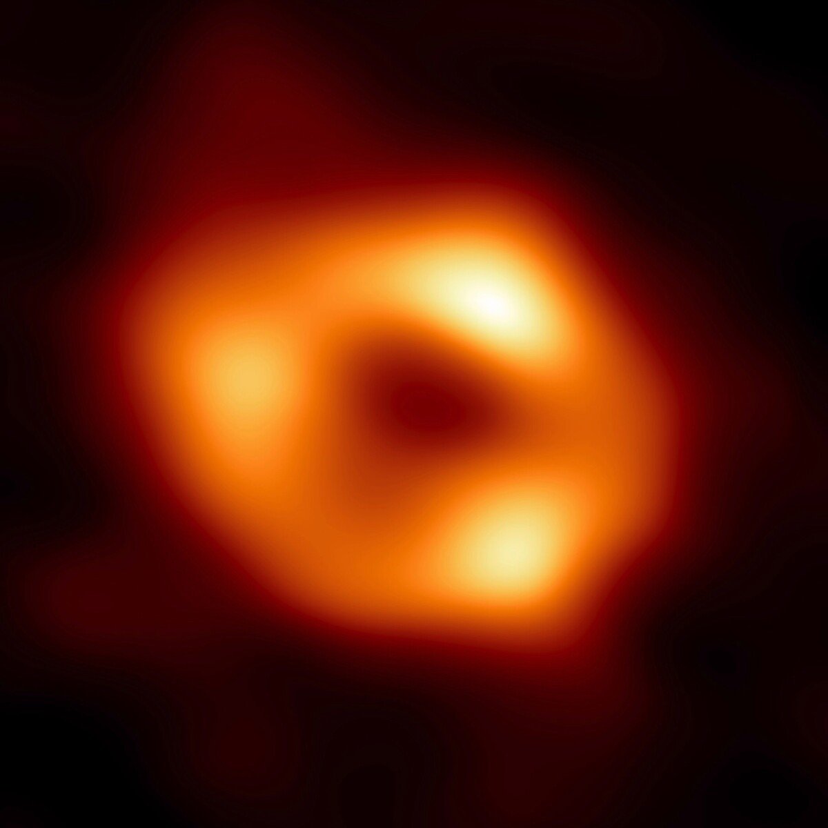 Historicky prvá snímka čiernej diery v našej Galaxii.