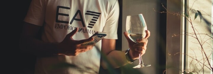 Výživový poradca: Pitie alkoholu nemá pre naše zdravie žiaden benefit. Dajte si na to počas karantény pozor (Rozhovor)