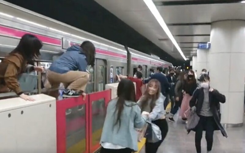 Útočník prezlečený za Jokera v tokijskom metre pobodal 17 ľudí. Vagón polial horľavinou a podpálil.
