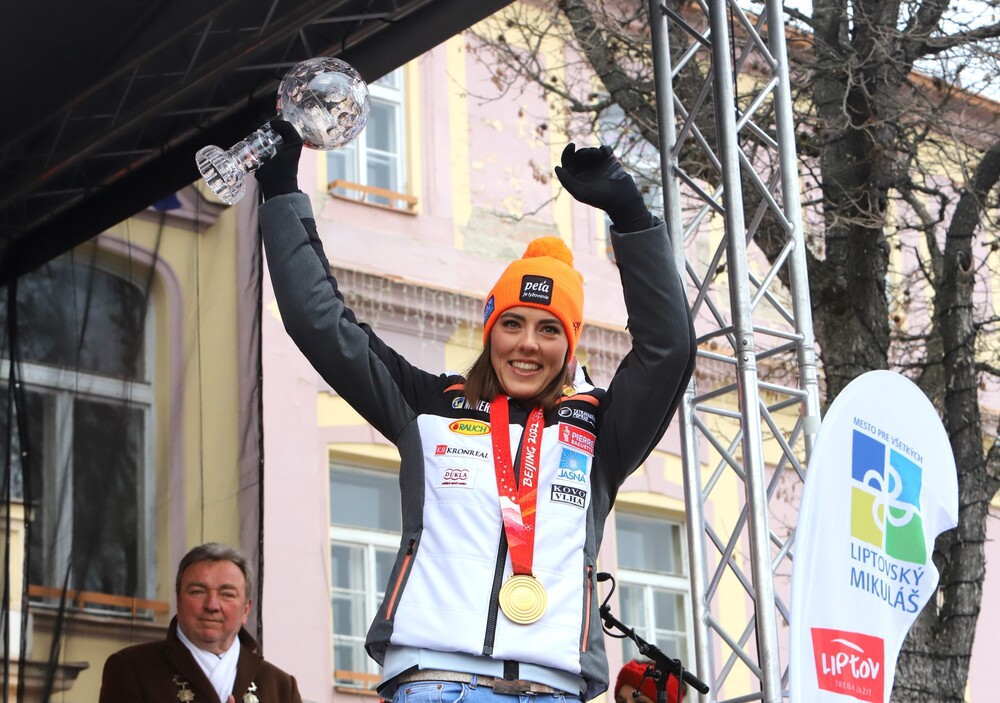 Úspešná slovenská lyžiarka Petra Vlhová sa v rodnom Liptovskom Mikuláši rozlúčila so sezónou 2021/2022 v kruhu svojich fanúšikov. Olympijská šampiónka v slalome sa stretla s priaznivcami a spolu s nimi oslávila zlato zo ZOH v Pekingu aj zisk malého krištáľového glóbusu za slalom v seriáli Svetového pohára.