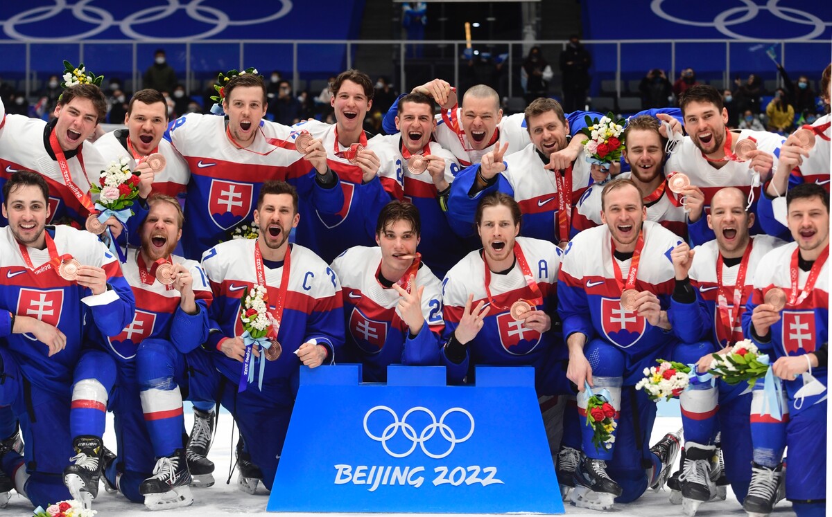 Slovenská hokejová reprezentácia po zisku 3. miesta na zimnej olympiáde v Pekingu.