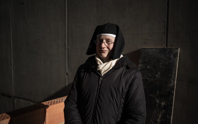 Sestra Marie vstoupila po maturitě do kláštera, dodnes žije odděleně od světa kolem. Strávili jsme s ní dopoledne