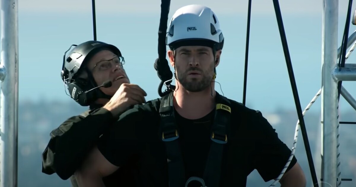 Co si pustit o víkendu: Chris Hemsworth drandí ve formuli a Riz Ahmed to neslyší