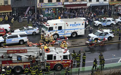 Newyorská policie vyšetřuje střelbu v metru. Na místě je nejméně třináct zraněných.