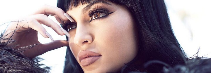 Mladičká Kylie Jenner na provokativních fotografiích pózuje v sexy latexu a odhalila i svůj nahý zadek