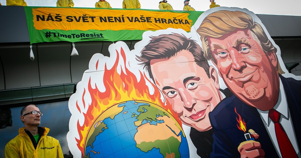 Aktivisté z Greenpeace protestovali před Teslou v Praze: Dorazila i známá česká herečka