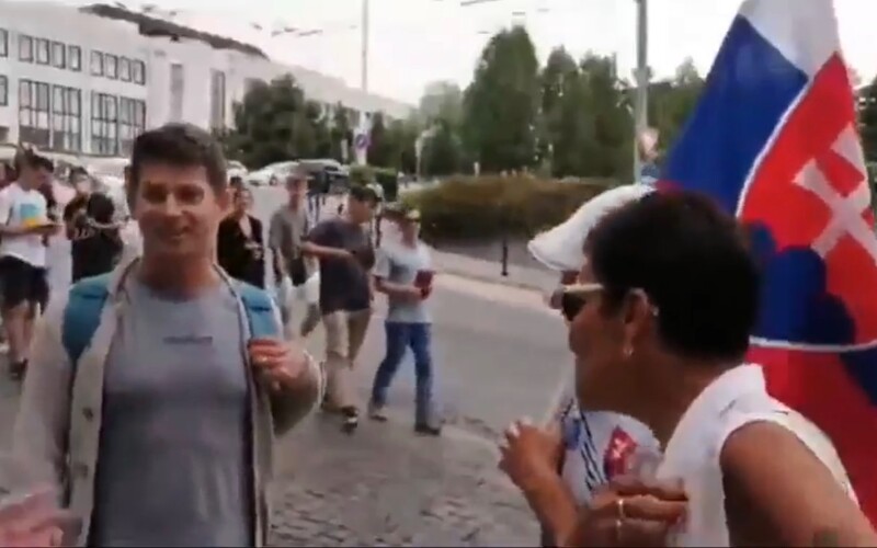 VIDEO: Rus pod Bratislavským hradom oponoval Občianskemu tribunálu. Vysvetľoval im, že je Rusko fašistická krajina.