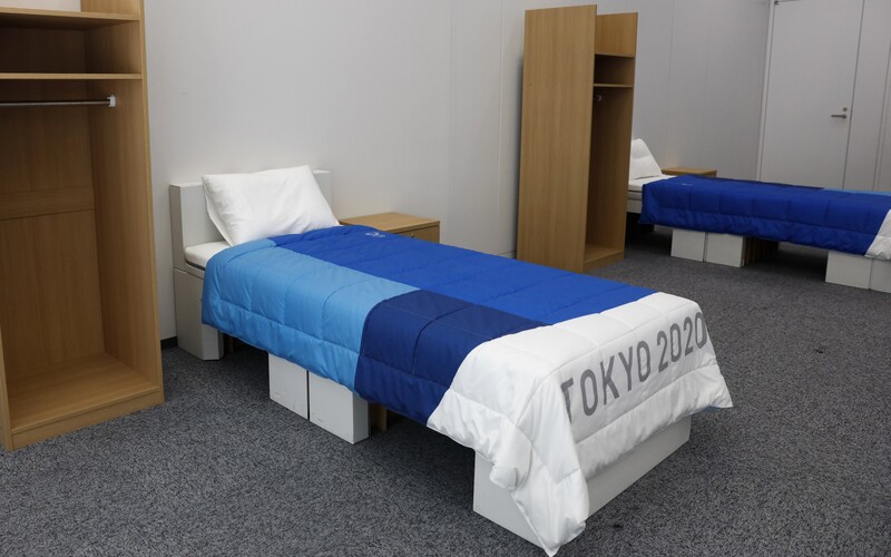 Olympionici v Tokiu budú spať na posteliach z recyklovaných krabíc. Organizátori chcú, aby bola udalosť ekologickejšia.