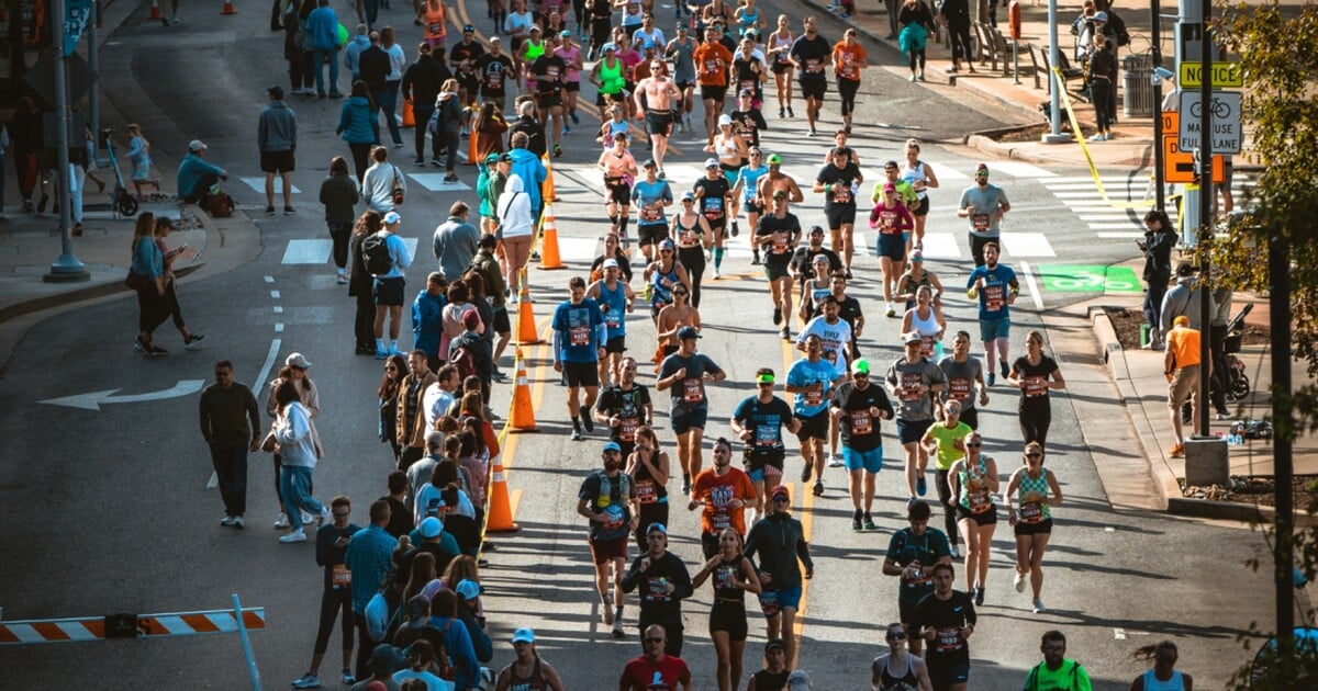 Běhání jako forma vypořádávání se s quarter-life crisis. Vysvětlujeme, proč najednou všichni trénují na půlmaraton