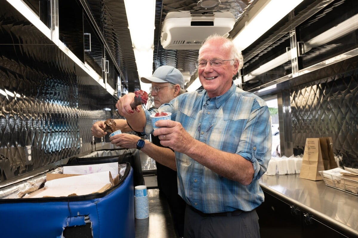 PHILADELPHIA, PENNSYLVANIA - 16. septembra: (zľava doprava) Jerry Greenfield a Ben Cohen, spoluzakladatelia spoločnosti Ben & Jerry's, v spolupráci s MoveOn rozdávajú bezplatnú zmrzlinu na Franklin Square vo Philadelphii počas ich turné Scoop The Vote, ktorého cieľom je povzbudiť ľudí, aby volili viceprezidentku Kamalu Harrisovú a demokratov 16. septembra 2024 vo Philadelphii v Pensylvánii (Foto: )