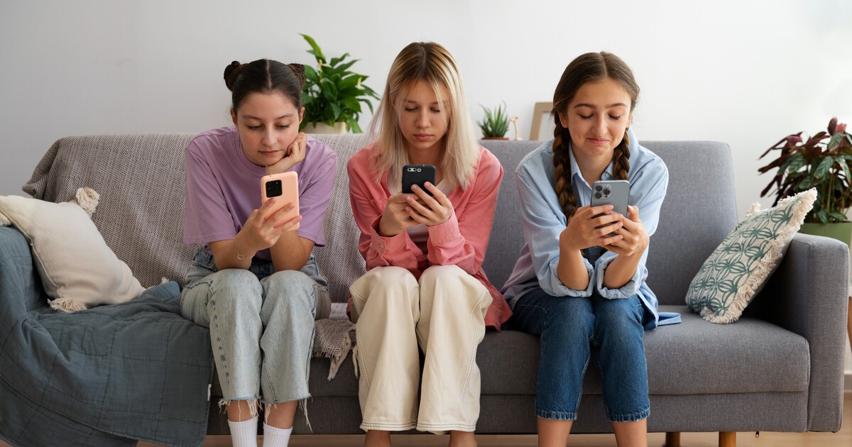 Austrálie odpojila děti od Instagramu, YouTube i TikToku. Co přinese přísná online regulace?