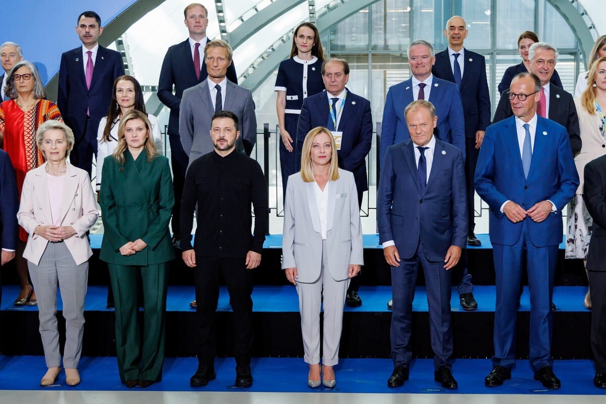 Ursula von der Leyenová, Olena Zelenská, Volodymyr Zelenskyj, Giorgia Meloniová, Donald Tusk Friedrich Merz