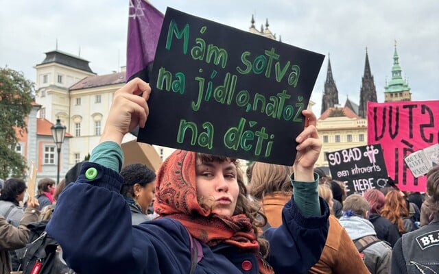 FOTO: Feministický Pochod pro život vyrazil do ulic Prahy. Lidé přišli podpořit práva žen a queer osob