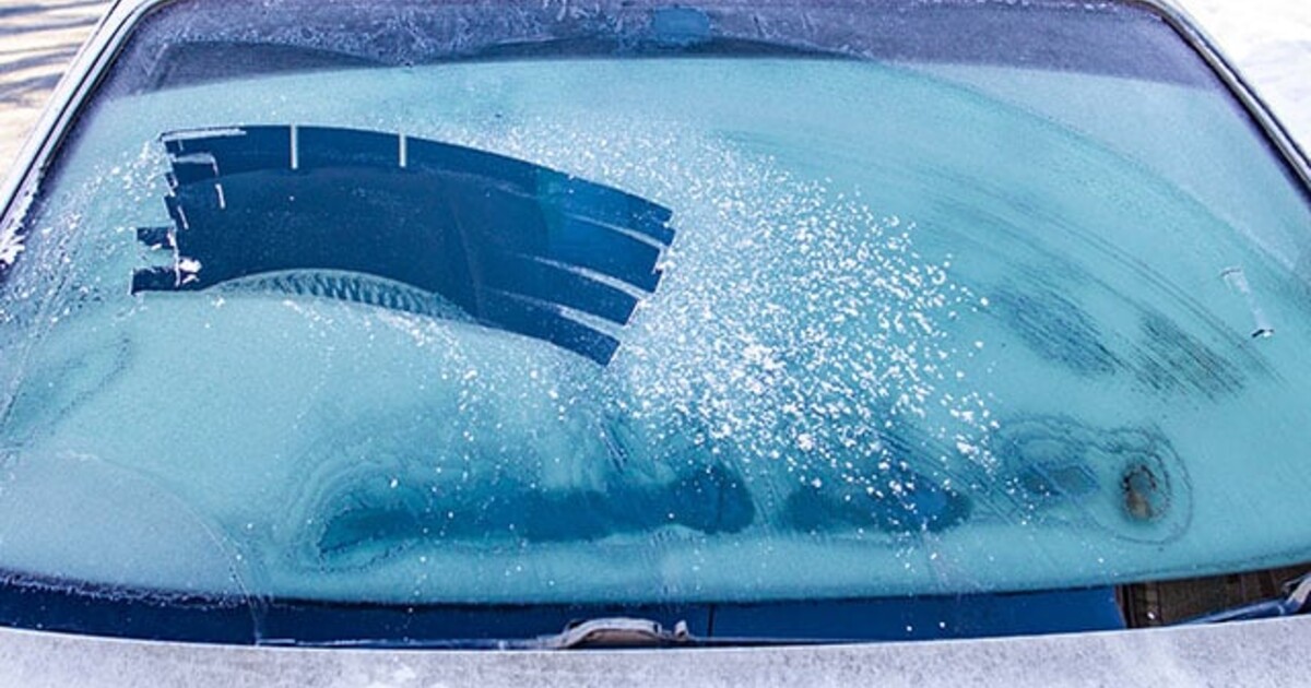 Odborníci radí, jakou metodou nikdy neodstraňovat námrazu z auta