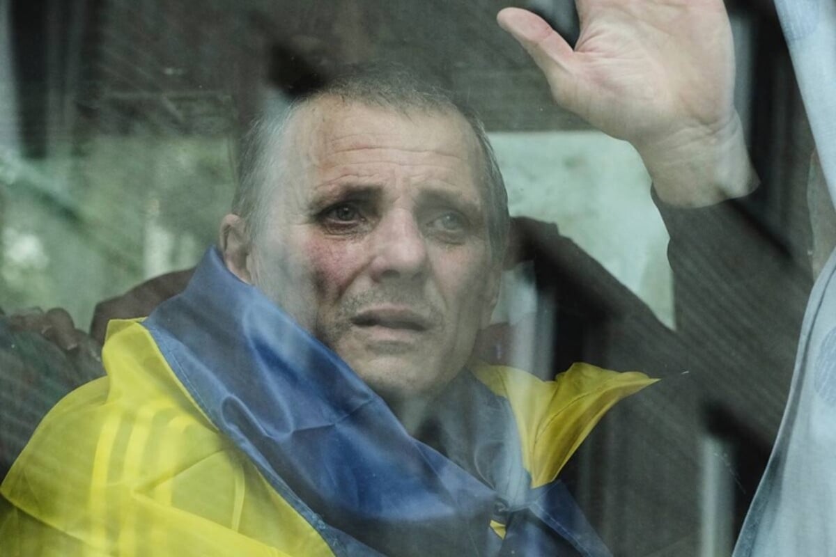 Ukrajinský vojak, ktorého prepustili zo zajatia, máva z okna autobusu po výmene vojnových zajatcov medzi Ruskom a Ukrajinou.