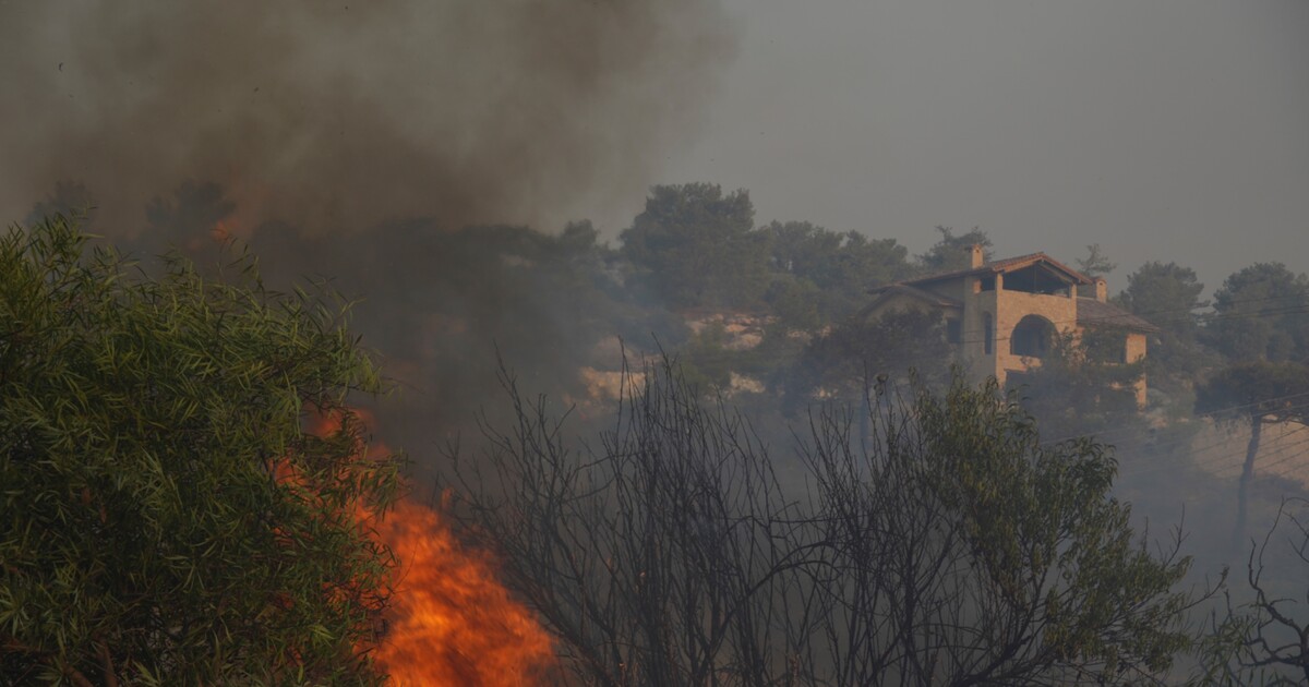 VIDEO: Na Kypru zuří rozsáhlé požáry. Dva lidé uhořeli v autě, několik vesnic bylo evakuováno