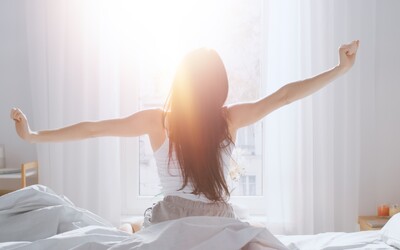 8 mýtov o spánku: Pomôže tvojej kariére skorší budík a naozaj potrebuje každý spať 8 hodín?