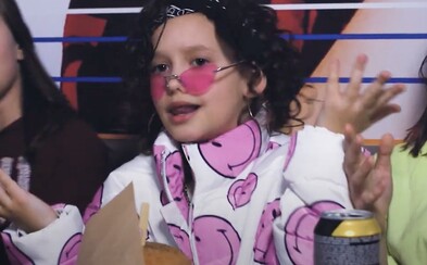 8-ročná Lil ASH má v škole rapu samé jednotky, fotia sa s ňou staršie spolužiačky. Na sebe má Gucci 8-ročná Lil ASH má v škole rapu samé jednotky, fotia sa s ňou staršie spolužiačky. Na sebe má Gucci