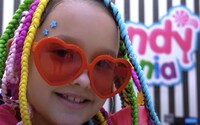 8-ročná slovenská raperka Lil ASH trhá fejkové 500-eurovky. Nahrala hymnu o skladkostiach s dúhovými vlasmi ako Tekashi