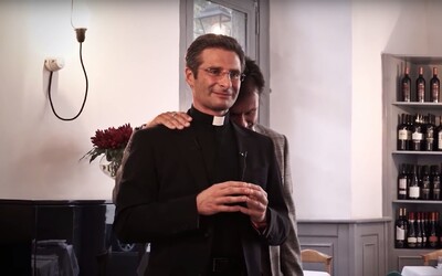 80 % kňazov vo Vatikáne sú homosexuáli. Mnohí si platia prostitútov, tvrdí francúzsky novinár
